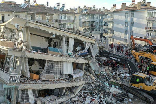 Türkiye yaralarını sarmaya çalışırken CHP’li İBB’den skandal hamle! İstanbul’un deprem bütçesinden dev kesinti
