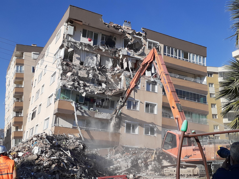 CHP’li Karabağlar Belediyesi’nin skandal hamlesi felakete sürükledi! Vatandaşların riskli yapılarda yaşamasına göz yumdu