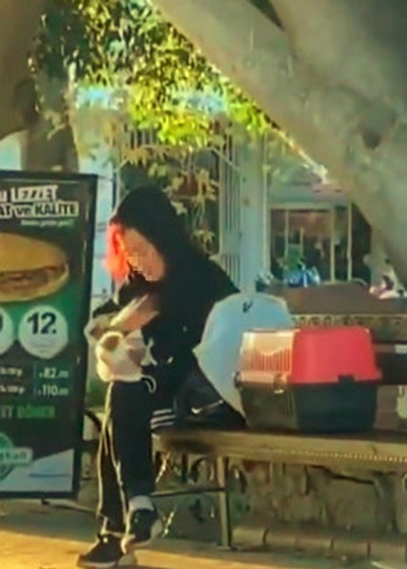 Antalya’da akıllara durgunluk veren görüntü! Beslediği hamsterı önce tokatladı sonra ısırmaya kalktı