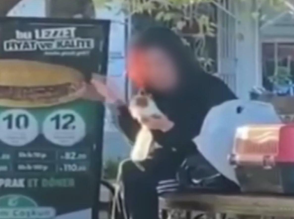 Antalya’da akıllara durgunluk veren görüntü! Beslediği hamsterı önce tokatladı sonra ısırmaya kalktı