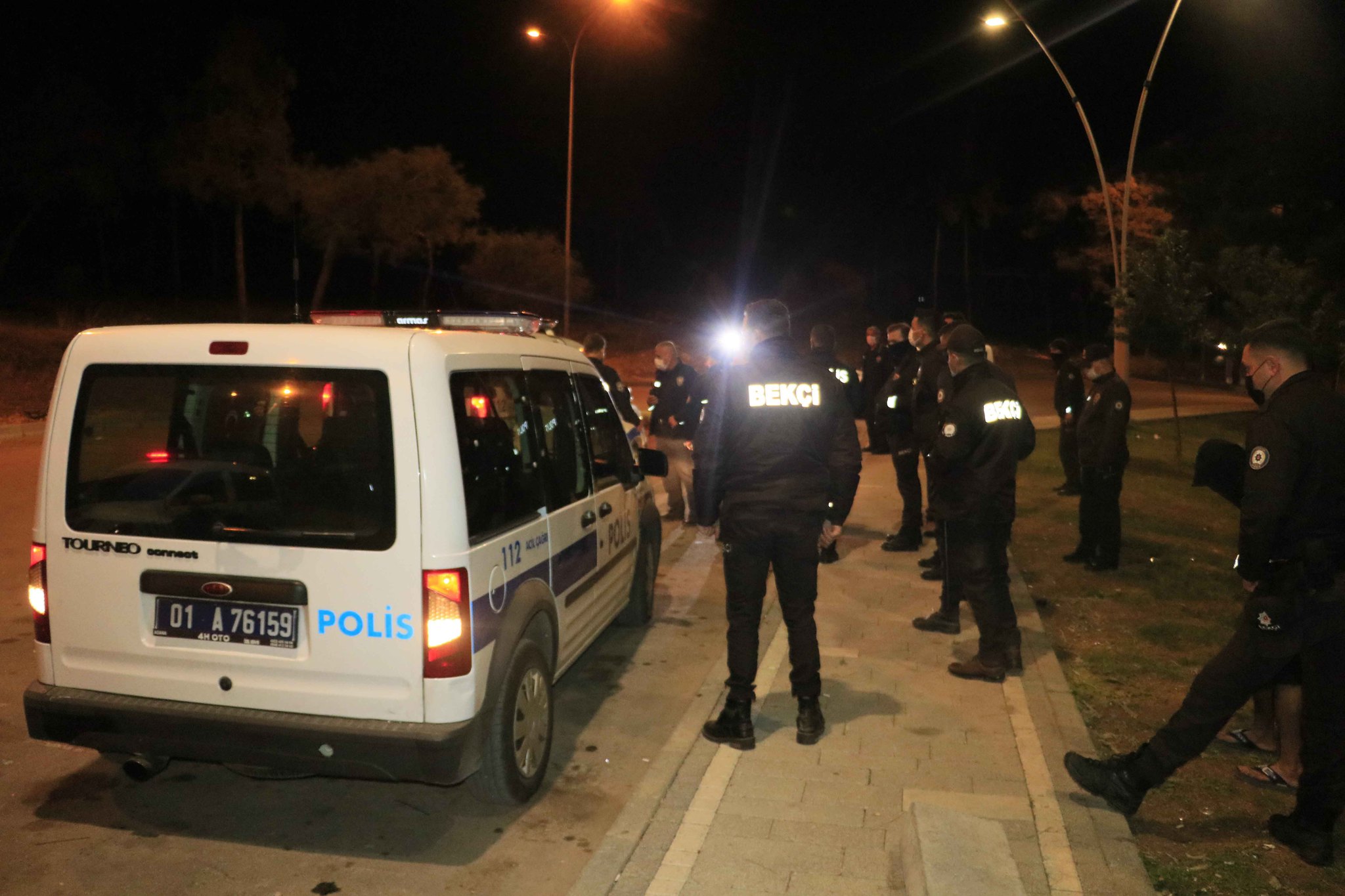 Son dakika: Adana’da polise taş atarak direnen iki kişi gözaltına alındı