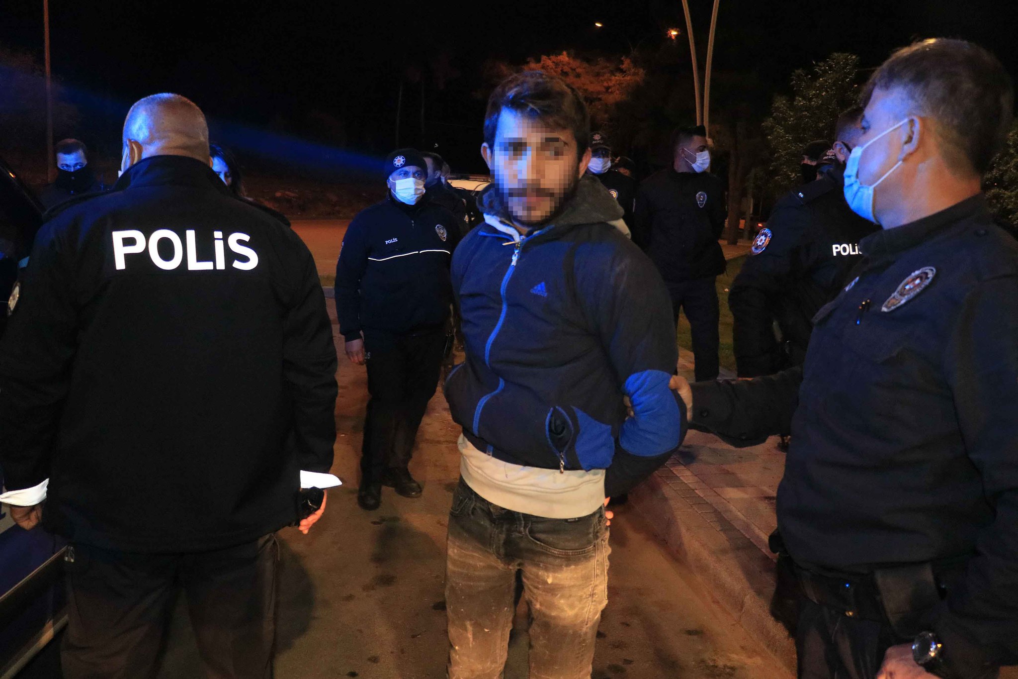 Son dakika: Adana’da polise taş atarak direnen iki kişi gözaltına alındı