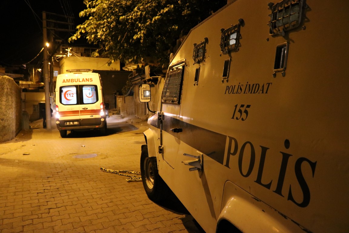 Diyarbakır’da dehşet! 100’den fazla kurşunun sıkıldığı silahlı kavgada 1’i ağır 2 kişi yaralandı
