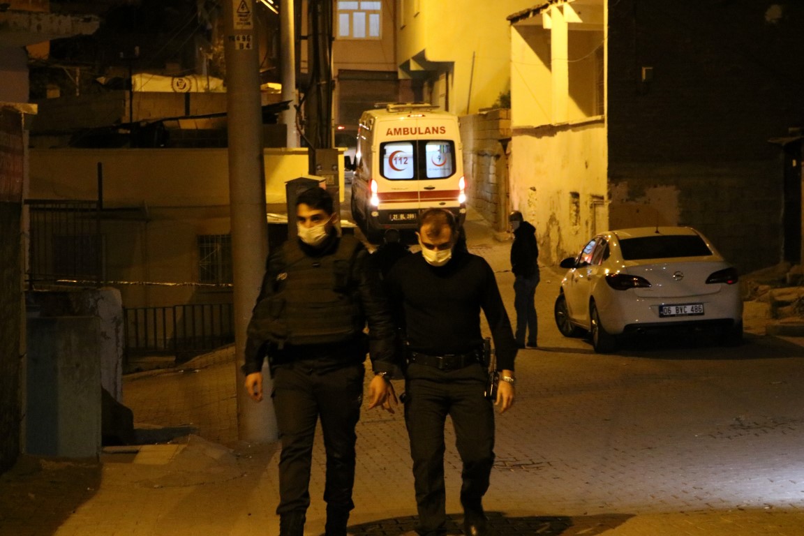 Diyarbakır’da dehşet! 100’den fazla kurşunun sıkıldığı silahlı kavgada 1’i ağır 2 kişi yaralandı