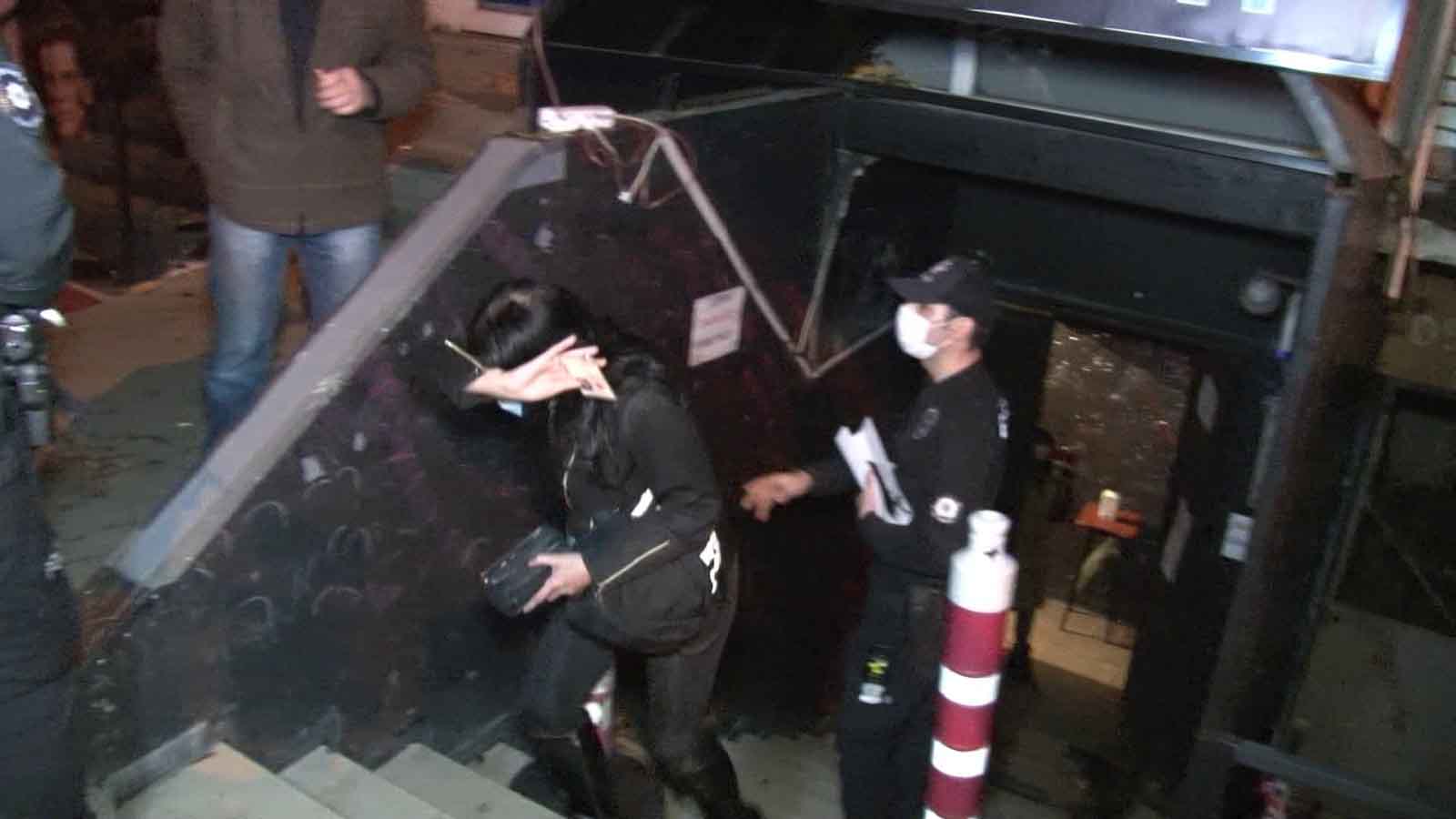 Ataşehir’de korona partisine baskın! Kaçmaya çalışan iki kişi düşerek yaralandı