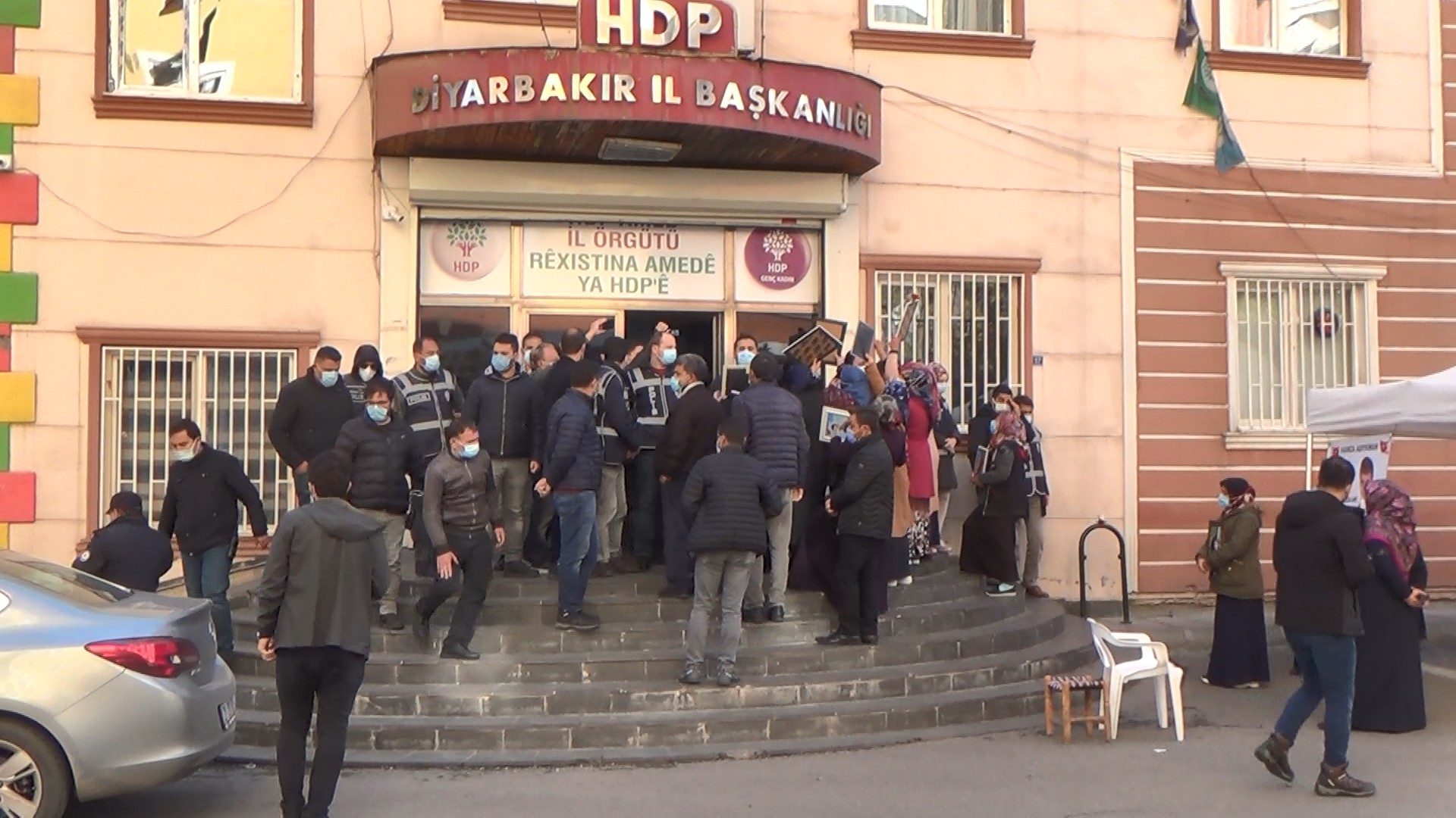 Diyarbakır’da HDP’lilerden çirkin saldırı! Ailelerin yüzüne tükürdüler...