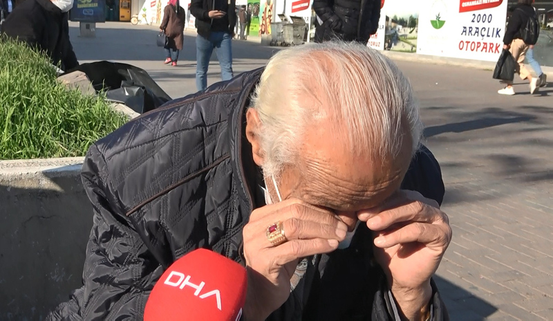 Karantinadaki oğluna ekmek götürürken gözyaşlarını tutamadı