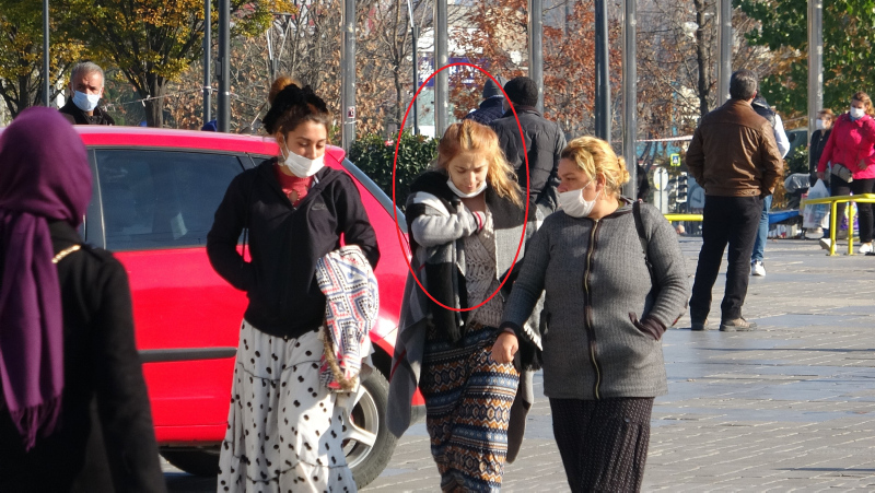 Karantinadaki oğluna ekmek götürürken gözyaşlarını tutamadı