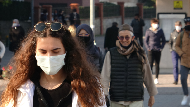 Karantinadaki oğluna ekmek götürürken gözyaşlarını tutamadı