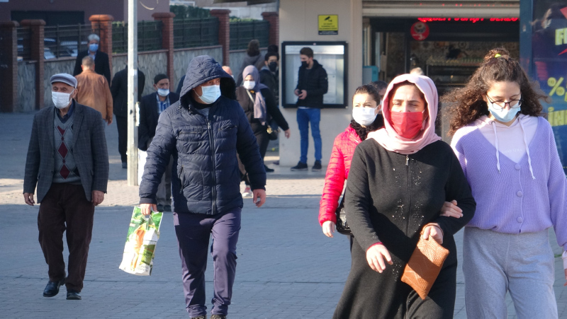 Karantinadaki oğluna ekmek götürürken gözyaşlarını tutamadı