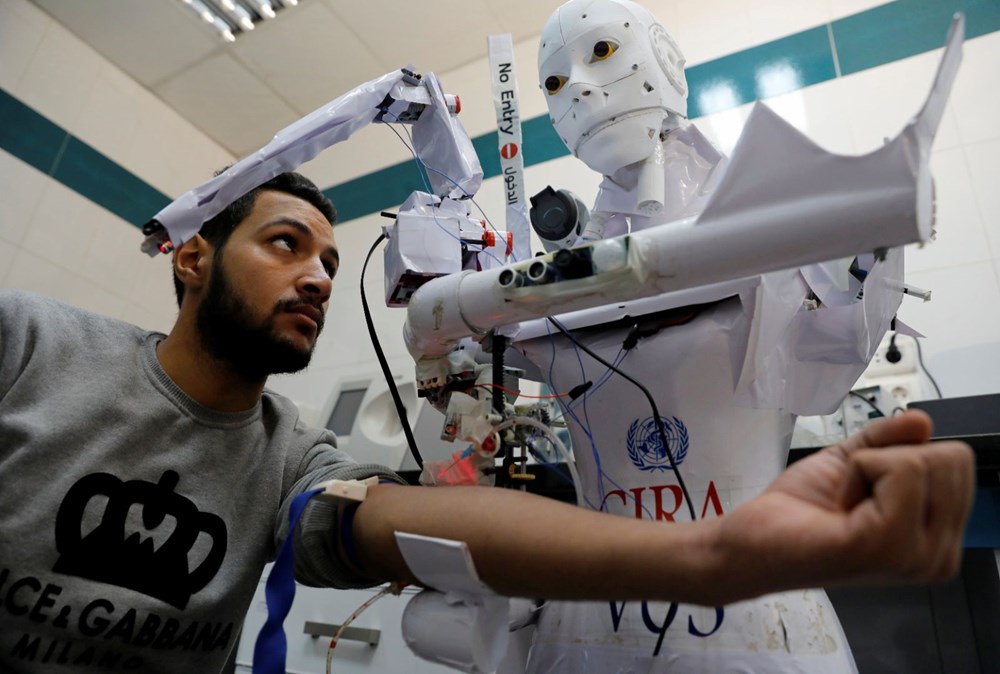 Kovid-19’a karşı robotlu mücadele dönemi! Hastanelerin eli ayağı oldular