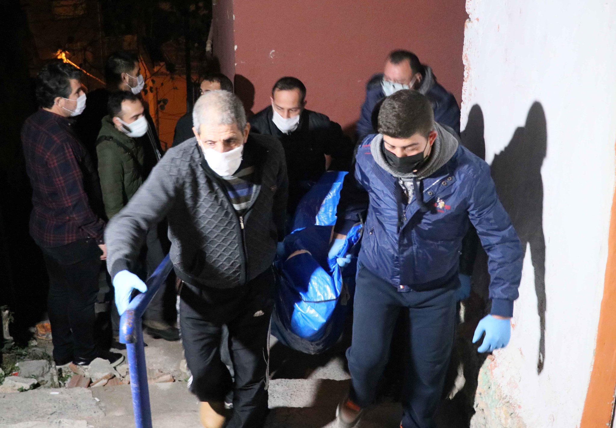 İzmir�de vahşet Öldürdüğü eşini halıya sararak saklamaya çalıştı