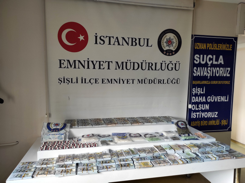 İstanbul’da otele operasyon! Deste deste sahte döviz ve 1 kilo uyuşturucu madde ele geçirildi