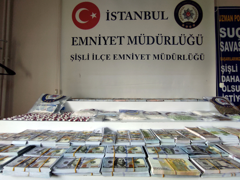 İstanbul’da otele operasyon! Deste deste sahte döviz ve 1 kilo uyuşturucu madde ele geçirildi