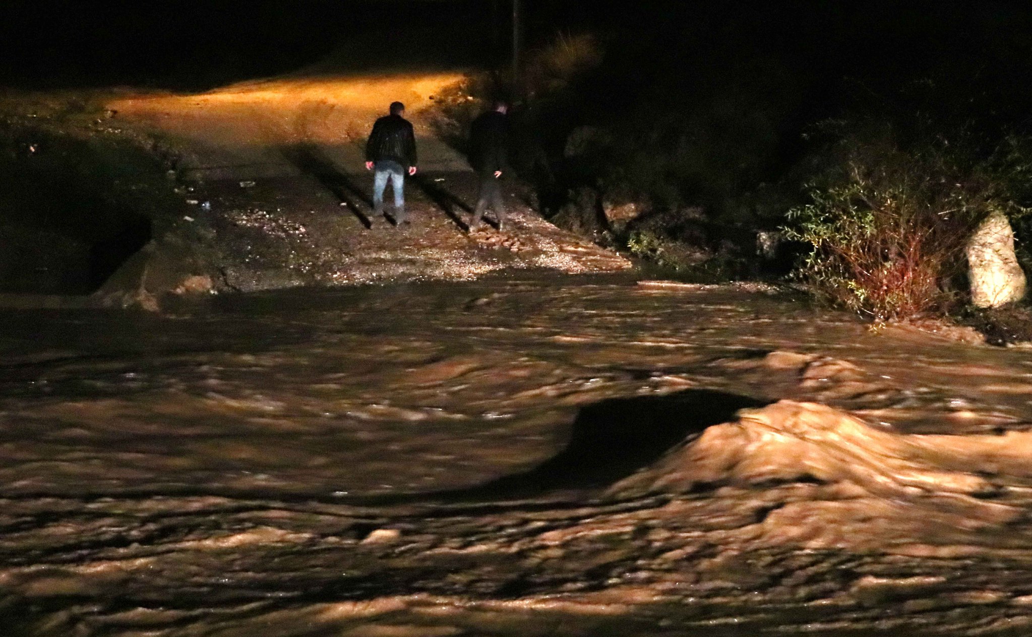 İzmir’de feci olay: Araç sel sularına kapıldı, iki kişi kayıp!