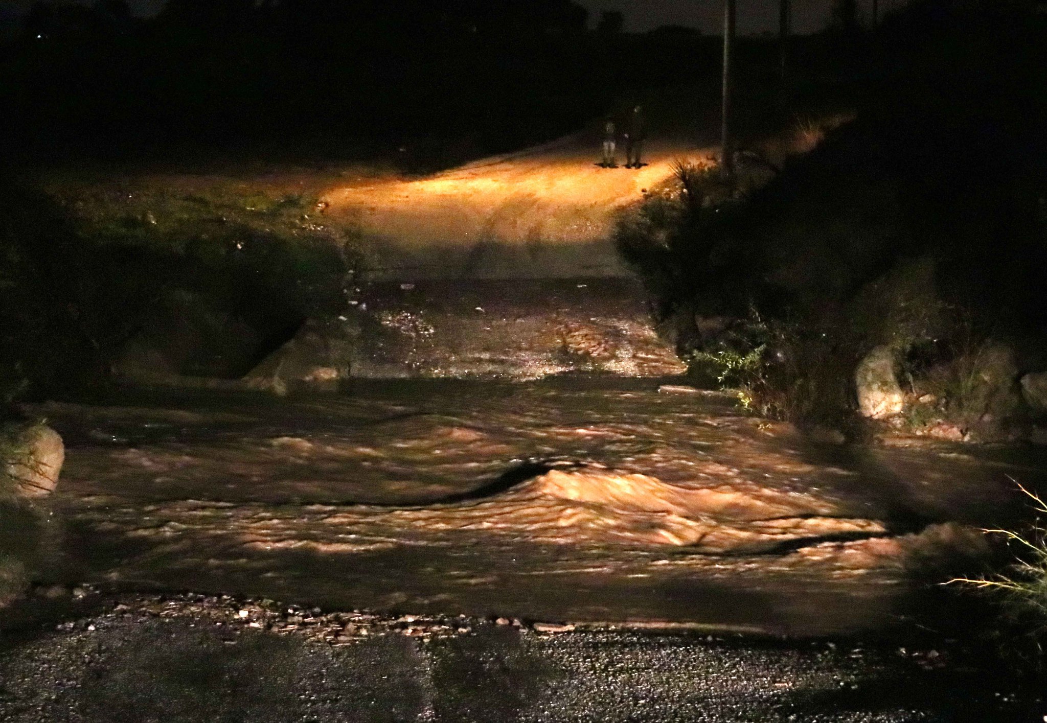 İzmir’de feci olay: Araç sel sularına kapıldı, iki kişi kayıp!
