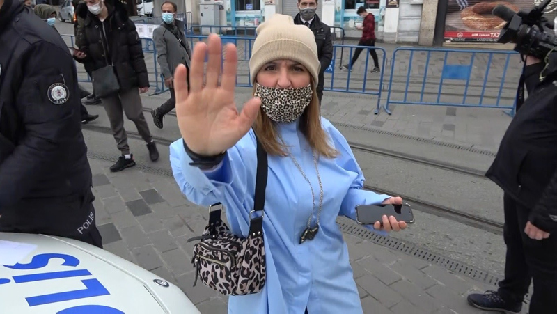 Taksim’de kadın turist gazeteciye saldırdı! O anlar kamerada