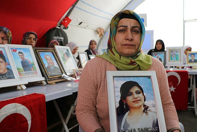 PKK tarafından kaçırılan kızına böyle seslendi: Kardeşin askere gidecek onu mu öldüreceksin?