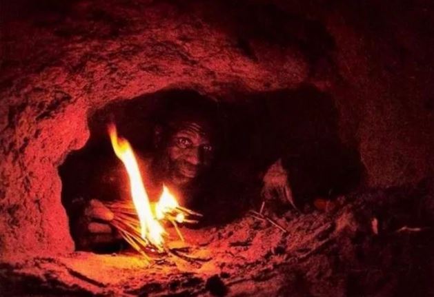 Dev pitonun yuvasına girdi! Böylesi daha önce hiç görülmedi ölümü göze aldı