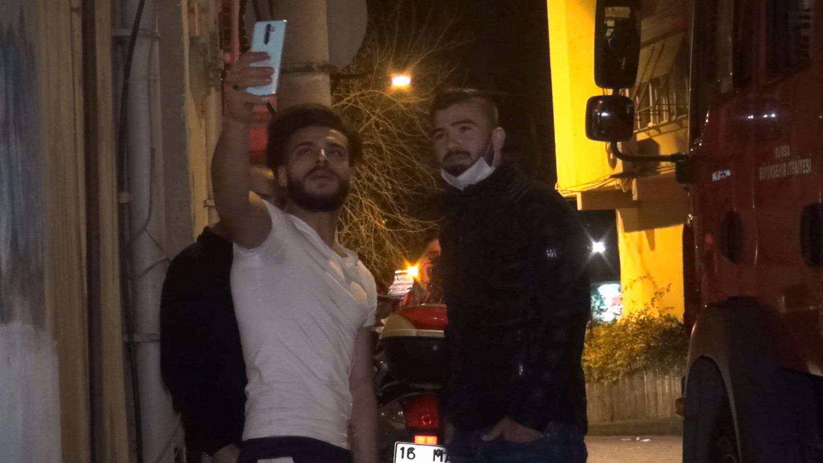 Bursa’da bu kadarına pes dedirten hareket! Evi yanarken canlı yayın yaptı