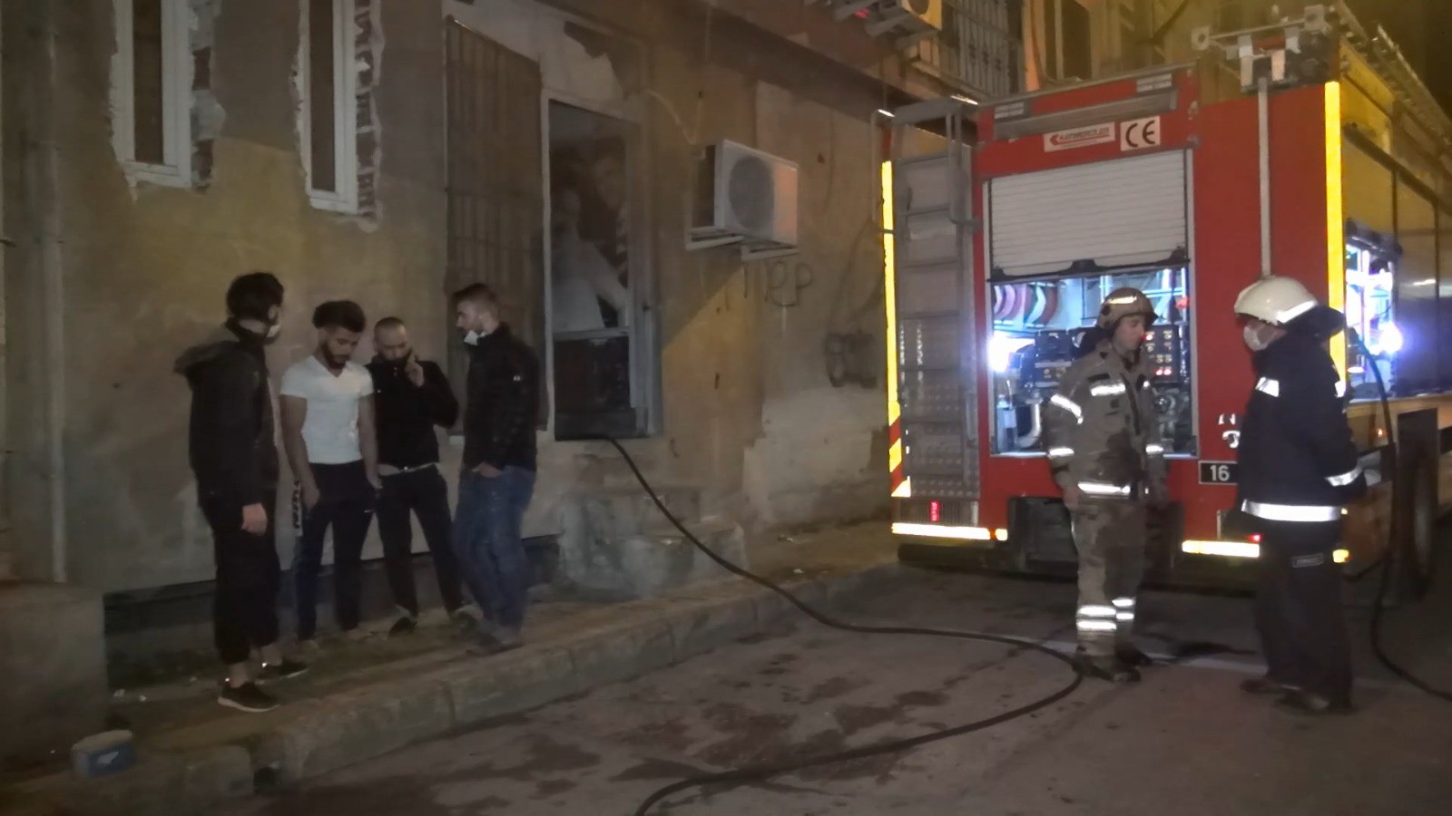 Bursa’da bu kadarına pes dedirten hareket! Evi yanarken canlı yayın yaptı