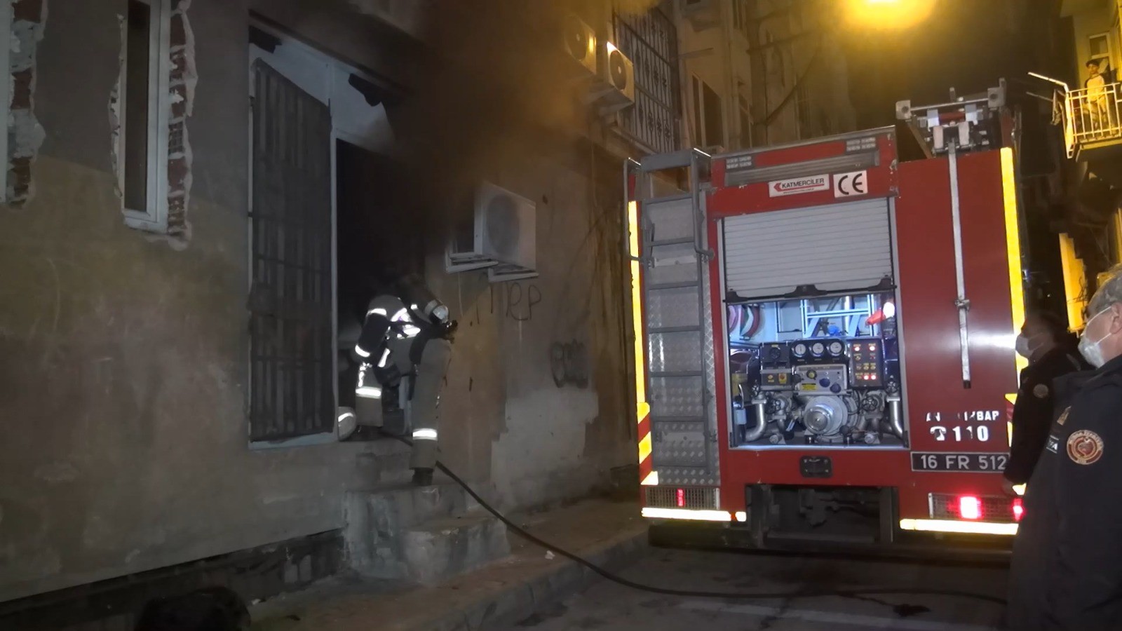 Bursa’da bu kadarına pes dedirten hareket! Evi yanarken canlı yayın yaptı