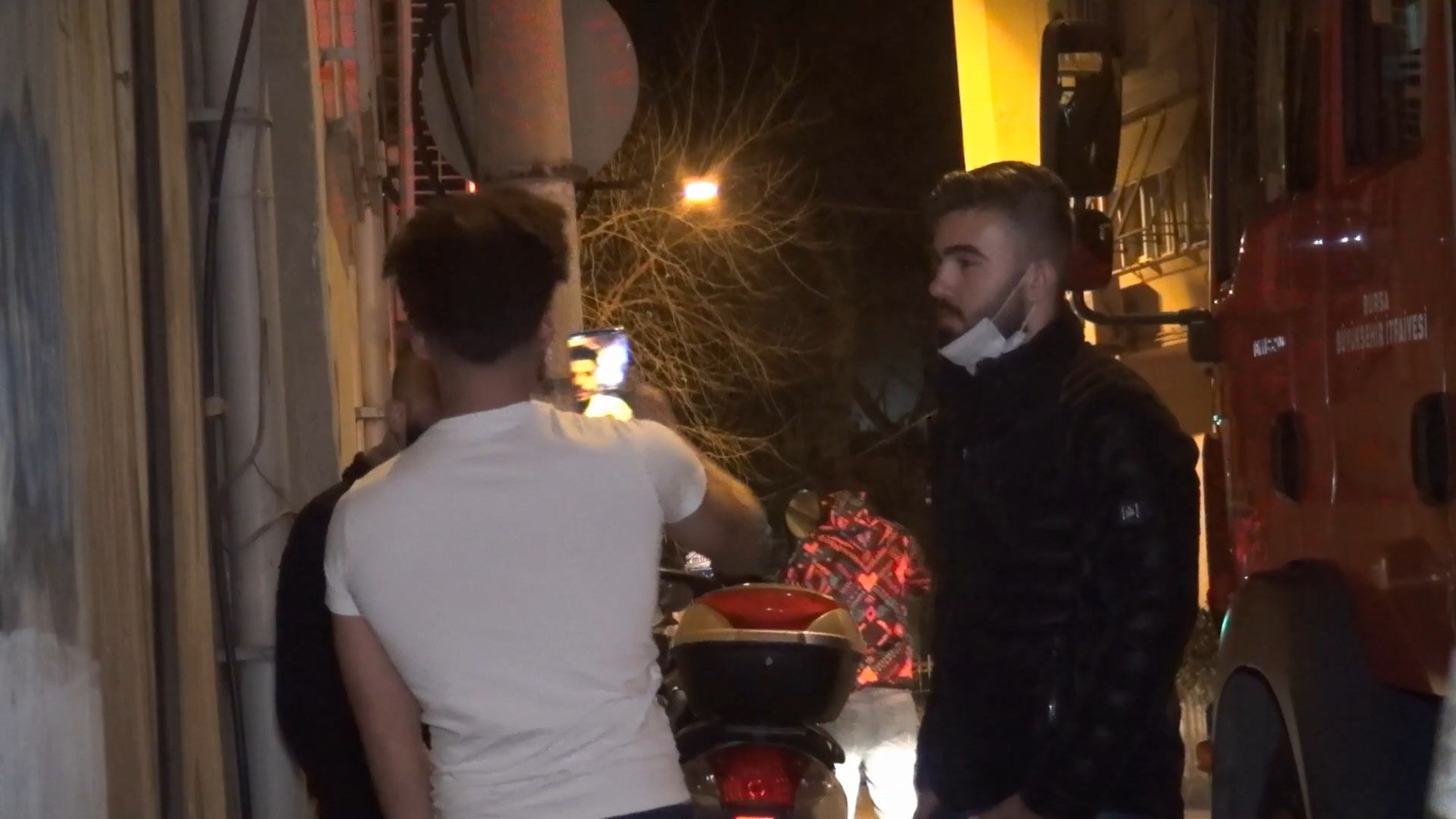 Bursa’da bu kadarına pes dedirten hareket! Evi yanarken canlı yayın yaptı