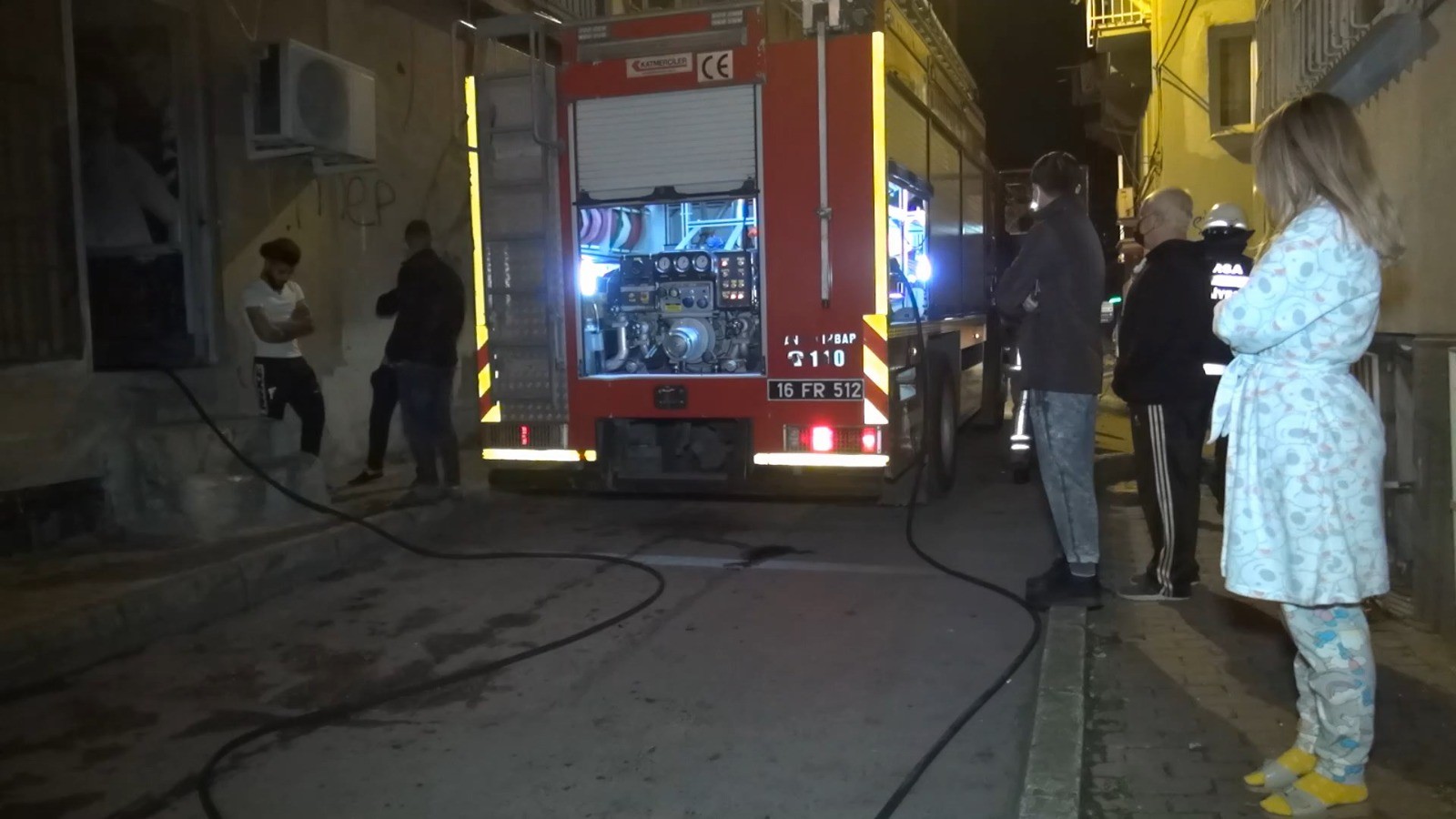 Bursa’da bu kadarına pes dedirten hareket! Evi yanarken canlı yayın yaptı