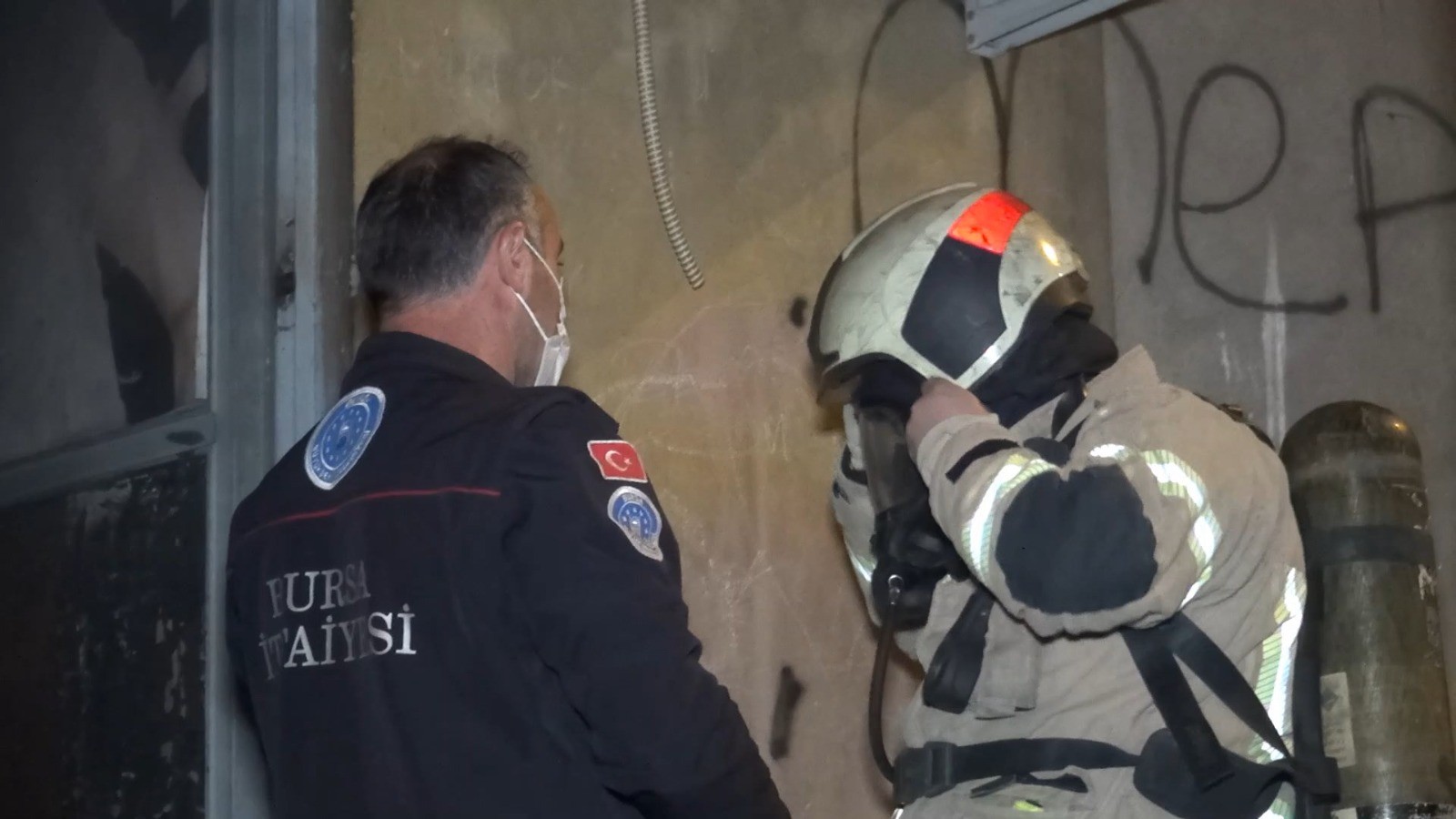 Bursa’da bu kadarına pes dedirten hareket! Evi yanarken canlı yayın yaptı