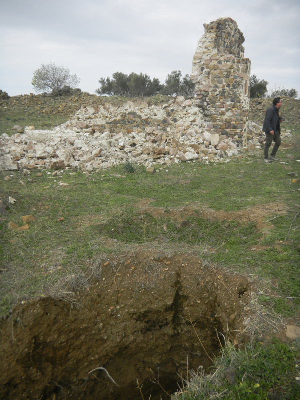 İlk yerleşim yeri olarak kabul ediliyordu! 250 yıllık yapı defineci kazıları nedeniyle yıkıldı