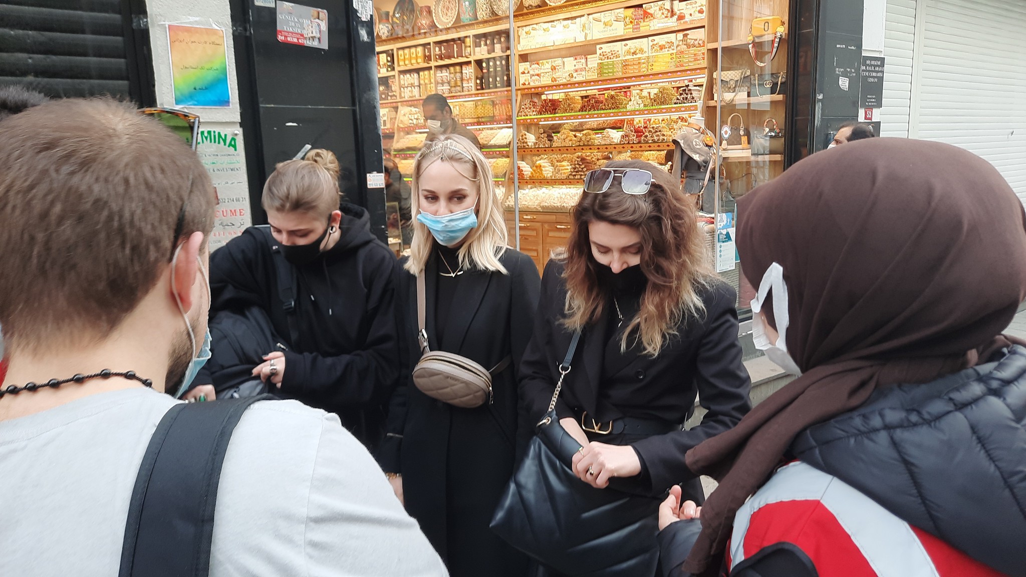 Son dakika: Turistler pes dedirtti! Sigara içen maskesiz turist grubuna ceza