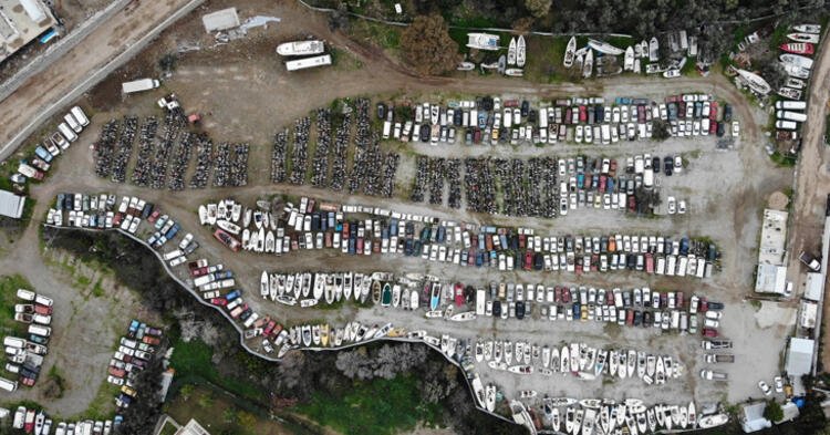 Binlerce otomobil ve motosiklet çürümeye bırakıldı! Araç çöplüğü havadan böyle görüntülendi