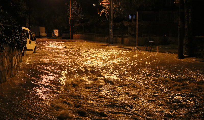Caddeler nehre döndü! İzmir’de sel felaketi