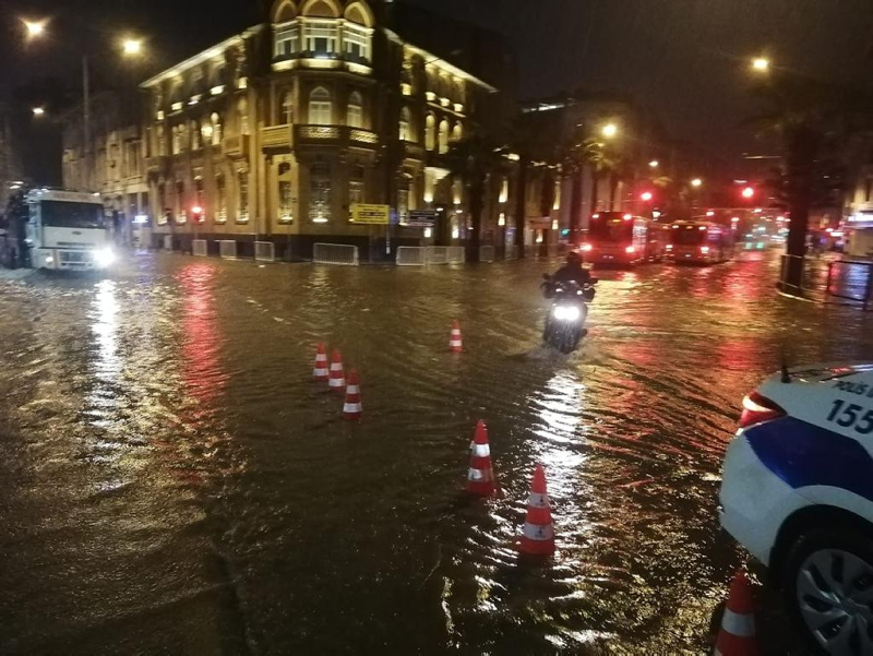 Caddeler nehre döndü! İzmir’de sel felaketi