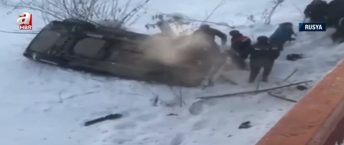 Buzlu yolda kayan araç köprüden uçtu! Rusya’da kaza anı kamerada