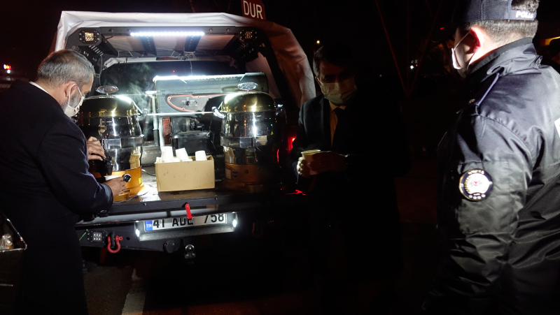 Yavuz Bingöl kısıtlamada denetim yapan polislere çorba dağıttı