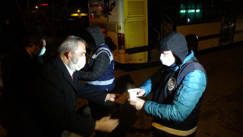Yavuz Bingöl kısıtlamada denetim yapan polislere çorba dağıttı