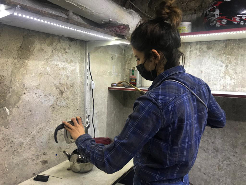 Konya’da eşini kaybedince kızlarını iş yerine götürdü! Şimdi birlikte elektronik eşya tamir ediyorlar