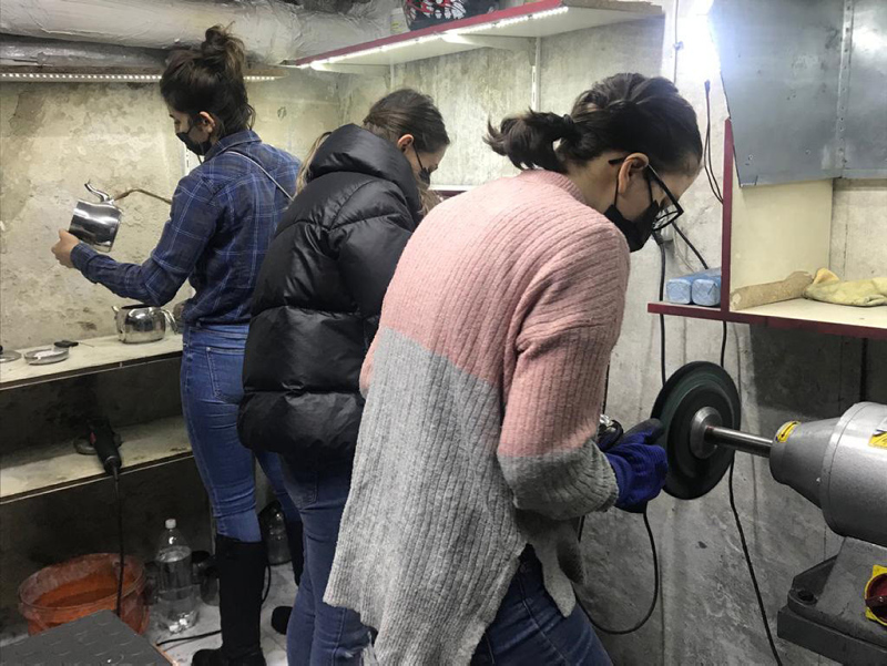 Konya’da eşini kaybedince kızlarını iş yerine götürdü! Şimdi birlikte elektronik eşya tamir ediyorlar