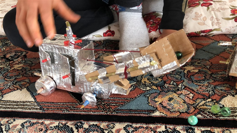 Kars’ta yaşayan lise öğrencisi Berat atık malzemelerden oyuncak yaptı