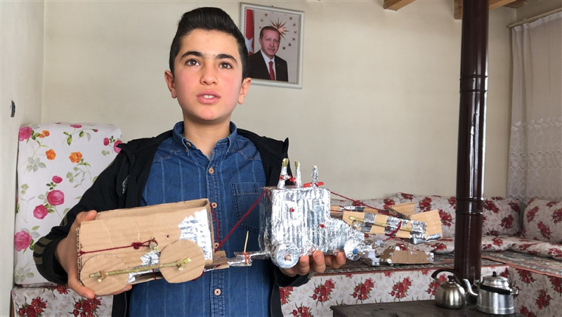 Kars’ta yaşayan lise öğrencisi Berat atık malzemelerden oyuncak yaptı