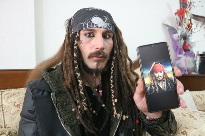 Sivaslı İbrahim Atalay, Jack Sparrow karakterine benzerliği ile vatandaşın ilgisini çekiyor