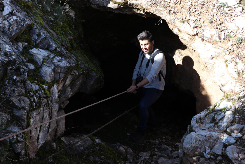 Denizli’de kaçak defineciler beyaz traverten ve sarkıtların olduğu bir mağara buldu