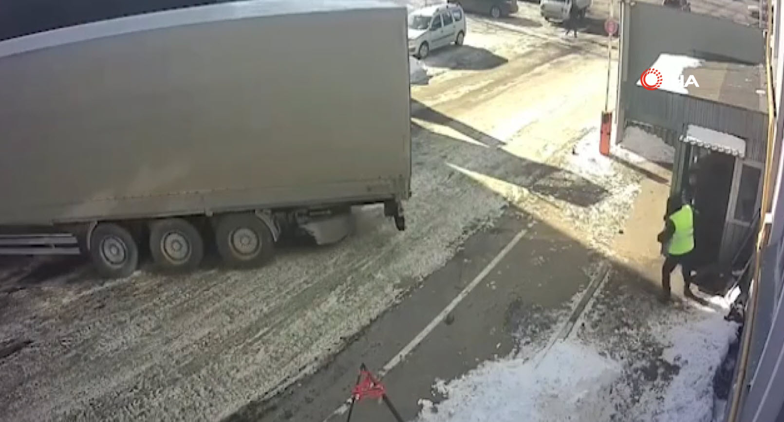 Bekçi kulübesine daldı! Fabrika işçisi...