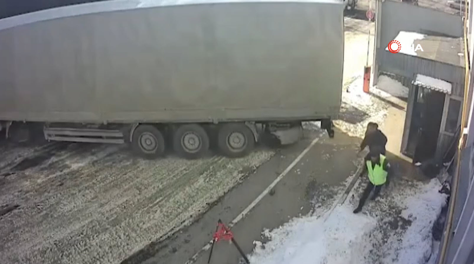 Bekçi kulübesine daldı! Fabrika işçisi...