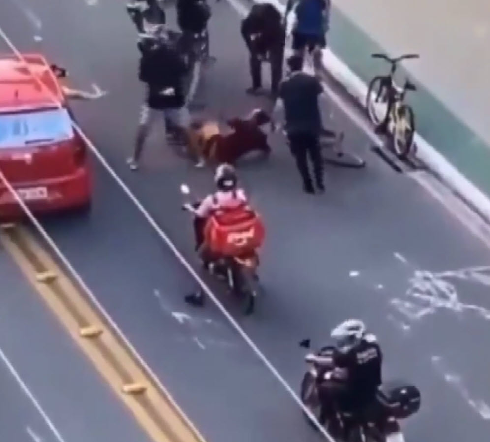 Sevgilisinin cep telefonunu çalan hırsızı arabayla ezip linç ettiler