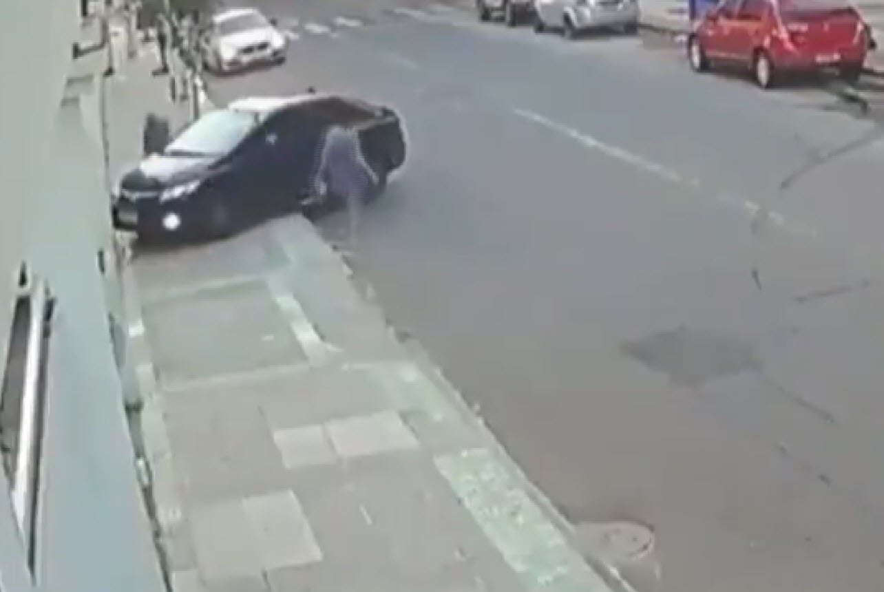 Sevgilisinin cep telefonunu çalan hırsızı arabayla ezip linç ettiler