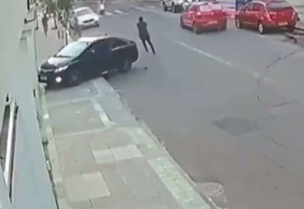 Sevgilisinin cep telefonunu çalan hırsızı arabayla ezip linç ettiler