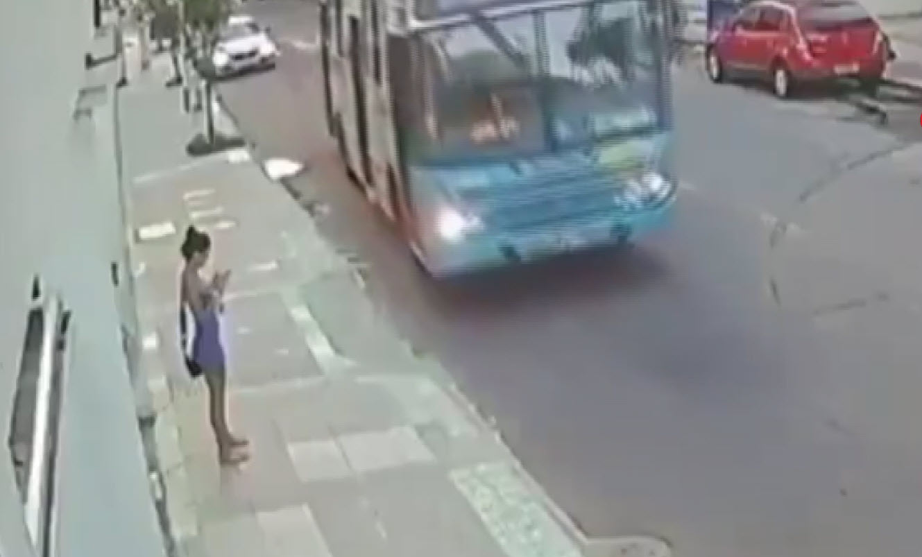 Sevgilisinin cep telefonunu çalan hırsızı arabayla ezip linç ettiler