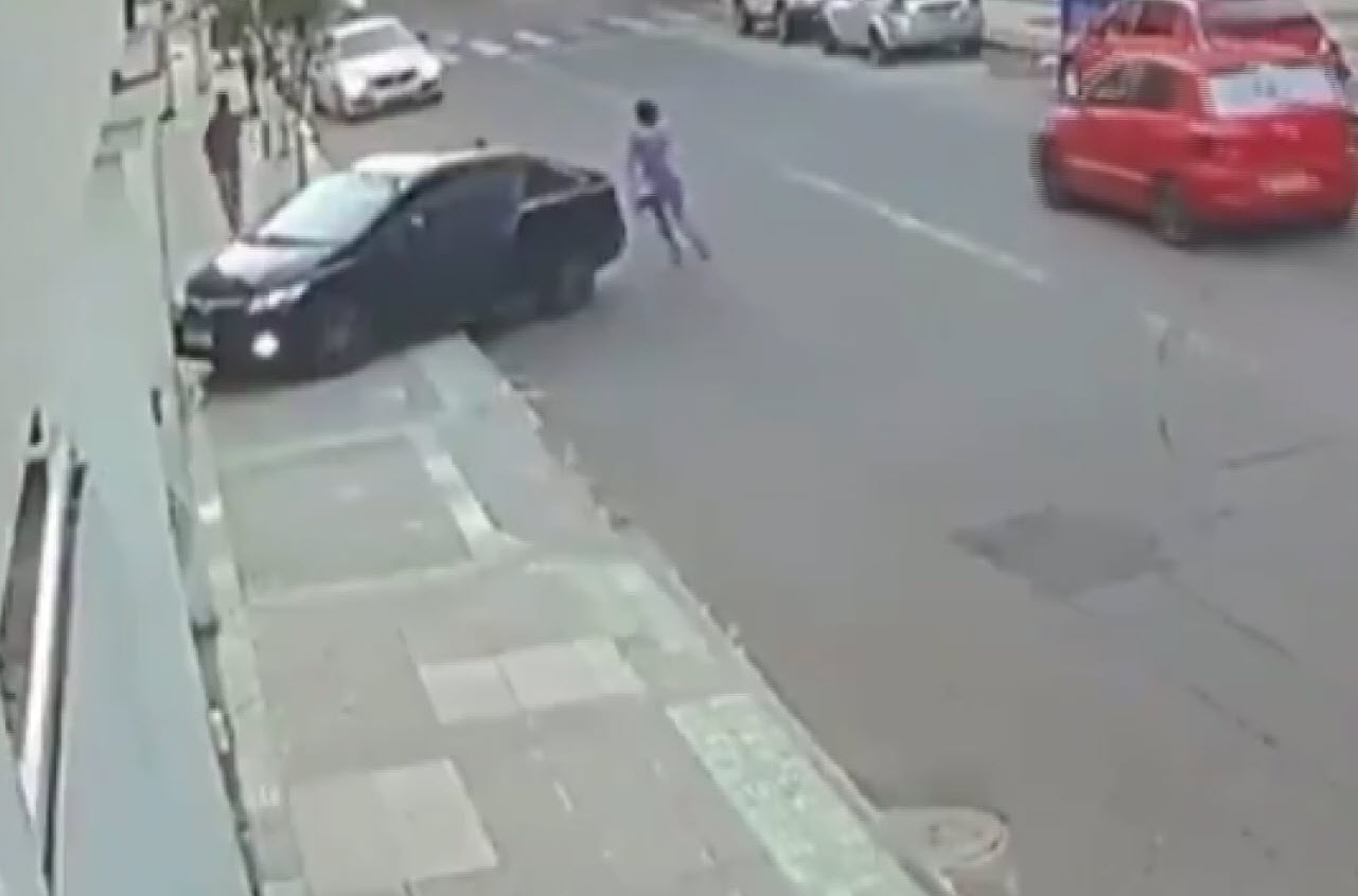 Sevgilisinin cep telefonunu çalan hırsızı arabayla ezip linç ettiler